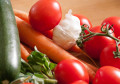 Ingrédients opur une sauce tomate avec des courgettes